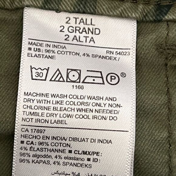 Old Navy Pixie Pants with a Green Tropical Camo Deisign - Size 2 Tall - Picture 6 of 6